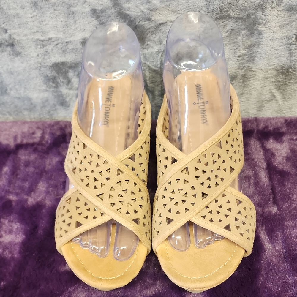 Minnetonka Women's Beige Crisscross Sandals